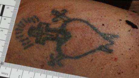 Tetování na tle zavradného mue, jeho mrtvolu nael houba u dálnice D1