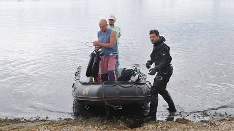 Autokemp Merkur - vodní záchranái a policejní potápi hledali ve Velké lagun zraceného mladíka