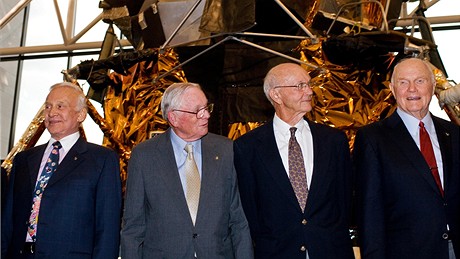 Mui Apolla 11 (zleva Buzz Aldrin, Neil Armstrong a Michael Collins)  (20.7.2009) - Vpravo stoj dal prkopnk lidskch let John Glenn.