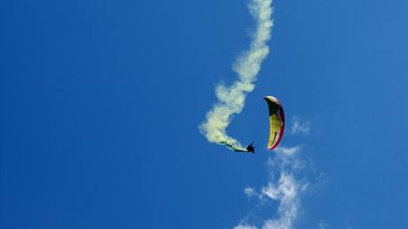 Závody v akrobacii na paraglidu