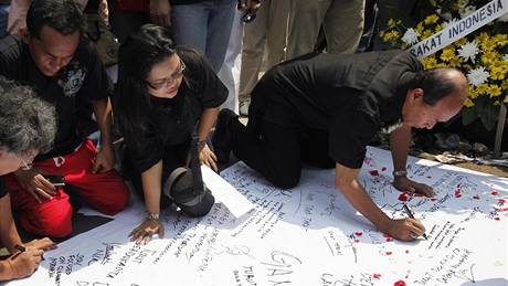 Lidé uctívají zabité pi útocí na dva hotely v Jakart (20. ervence 2009)