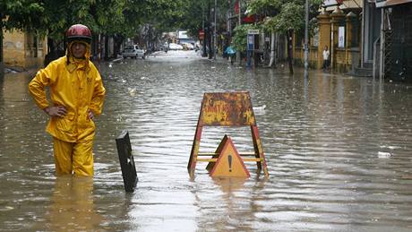 HANOJ. Víkendová tropická boue zasáhla severní Vietnam. V metropoli Hanoji ochromila voda dopravu. (20. ervence 2009)