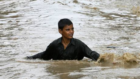 KARÁÍ. Pákistánský pístav zasáhly v sobotu prudké monzunové det. (19. ervence 2009)