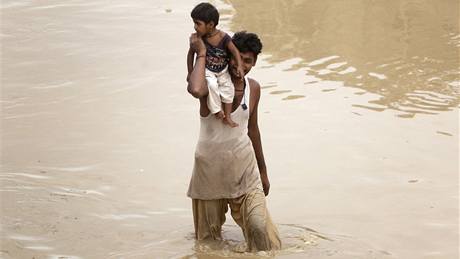 KARÁÍ. Pákistánský pístav zasáhly v sobotu prudké monzunové det. (19. ervence 2009)
