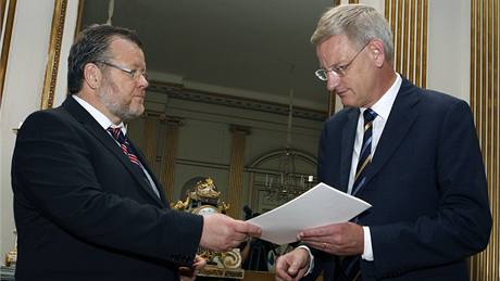 Islandský éf diplomacie Össur Skarphedinsson pedává ádost o vstup do EU védskému ministru zahranií Carlu Bildtovi. (23. ervence 2009)
