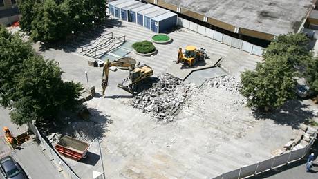 U stanice metra Národní tída zaala demoliní eta odstraovat poslední vrstvy betonu, pod kterými u archeologové oekávají zajímavé nálezy. (27. 7. 2009)