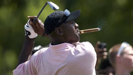 Basketbalista Michael Jordan pi pro-am turnaji ped Canadian Open.