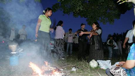 Rumuntí Romové rozdlávali u Poernického rybníka ohn i pes zákaz. (27. ervence 2009)