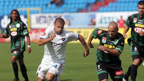 Z ligového duelu píbramských fotbalist v Ostrav, domácí Varadi (vlevo) bojuje o mí s Plekem