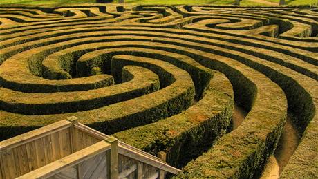 Souástí velkých labyrint nkdy bývají devné lávky, ze kterých máte monost se zorientovat, kde jste 