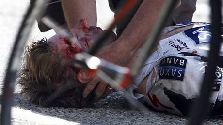 Lékai oetují Jense Voigta bezprostedn po dsivém pádu v 16. etap Tour de France
