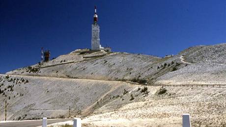 Serpentiny klikatící se k vrcholu Mt. Ventoux.