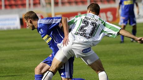 Takhle prohánl Michal Hubník (vlevo) obranu stíkovských Bohemians. Daí se mu i v evropských pohárech.