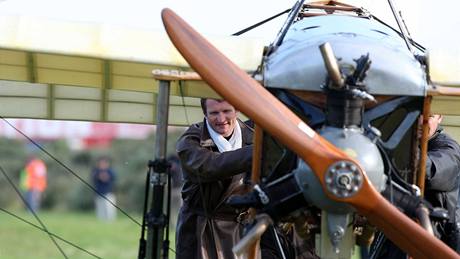 Francouzský pilot Edmond Salis po sto letech zopakoval pelet kanálu La Manche na devném jednoploníku (25. ervence 2009)