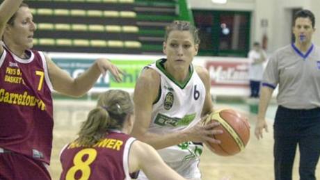 Eva Horáková v bílém dresu Chieti.