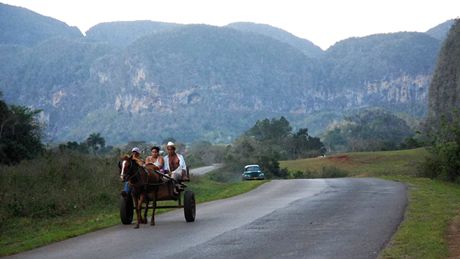 Kuba. Oblast Val de Vinales, jezdí se tu úpln na vem