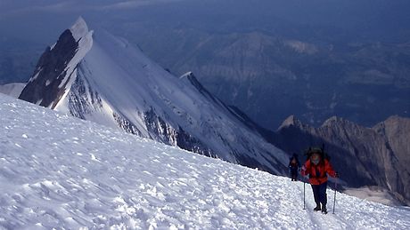 Stoupání na Le dôme du Gouter (4 304 m), v pozadí Aiguille de Bionnassay (4 052m)