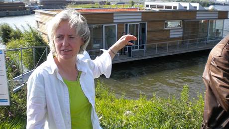 Pauline Westendorpová si na hausbótu v Amsterdamu zaídila sídlo své ekologické firmy,