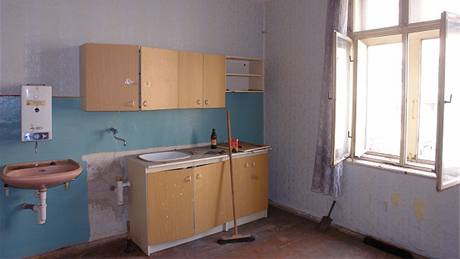 Starý jednopokojový byt bez koupelny je nutné kompletn rekonstruovat.
