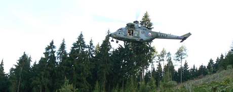 Vrtulník s leteckými záchranái, kteí vysvobozovali paraglidistu z vrchu Svatobor u Suice