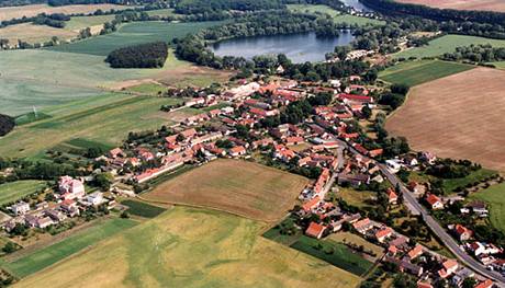 Leteck pohled na stedoeskou obec Ostr.