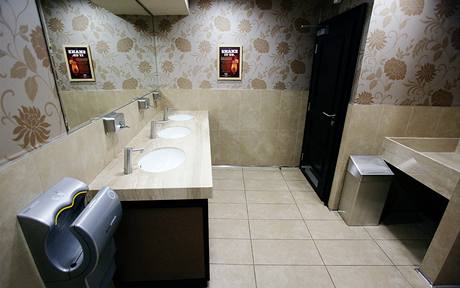Toalety se zmnily nejvce, suk na ruce (vlevo na fotografii) je dlem designra Dysona, siln proud vzduchu ruce dokonale osu za 10 sekund