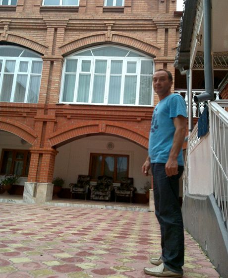 Musa Gazgirejev m ubytoval ve svm dom (foceno z mobilu)