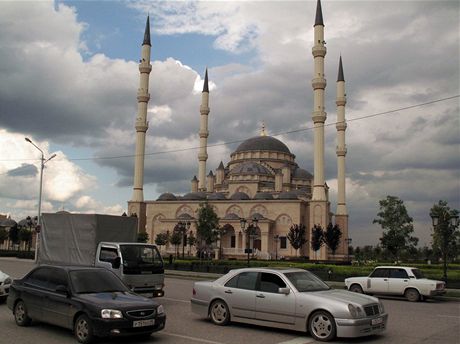Groznyj byl jet ped 8 lety rozbombardované msto. Symbolem obnovy eenské metropole je nádherná meita zvaná Srdce eny, která se otevela v roce 2008.