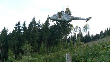Vrtulník s leteckými záchranái, kteí vysvobozovali paraglidistu z vrchu Svatobor u Suice