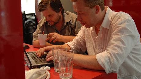 Petr Minaík (vlevo) a Pavel ehoík byli hosté on-line iDNES.cz