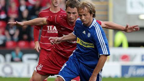 Aberdeen - Olomouc: domácí Gary McDonald (vlevo) v souboji s Rudolfem Otepkou.