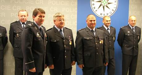 Mezi policisty vyznamenanými medailí "za statenost" byli i dva mui slouíci v Beclavi