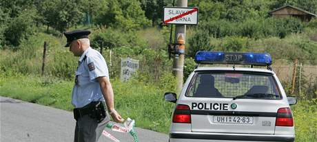 Falen policist pepadli auto s 80 miliony korun (na snmku) ve stedu rno mezi Slavkovem u Brna a Rousnovem. 