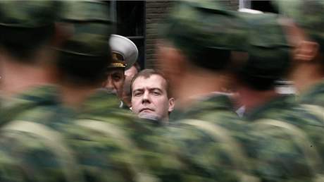Dmitrij Medvedv bhem oceování voják válících loni v Gruzii. (8. srpna 2009)