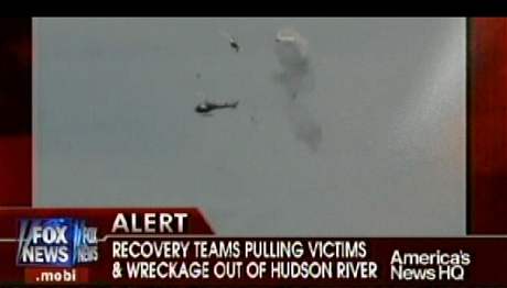 Turistka zachytila srku helikoptry s malm letadlem nad ekou Hudson v New Yorku. (8. srpna 2009)