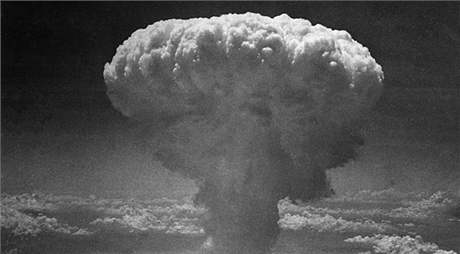 Výbuch jaderné bomby nad Nagasaki v roce 1945