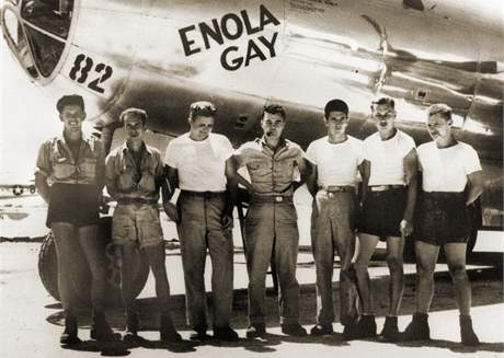 Posdka americkho bombardru B-29 Enola Gay, ze kterho byla svrena prvn atomov bomba. Uprosted stoj pilot Paul W. Tibbets, po jeho matce bylo letadlo pojmenovno.
