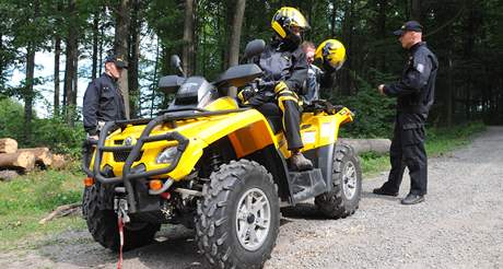 Policejn kontroly zamen na motocyklisty a tykolky jezdc po lesnch cestch a ternu na Blanensku