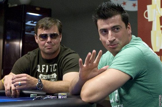 Tomá Kaberle (vpravo) si rád zahraje poker. Loni si dal na charitativní akci partiku i s Jaroslavem pakem