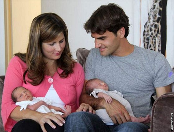 Roger Federer s manelkou Mirkou a dcerami Charlene a Mylou