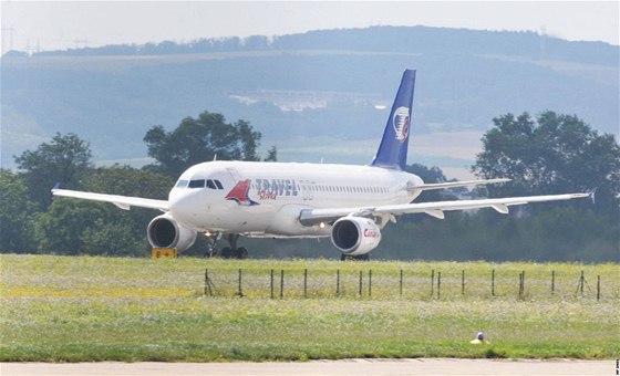 Letadlo Travel Service mlo v Brn problémy u ped týdnem, kdy sjelo z letitní plochy do trávy.