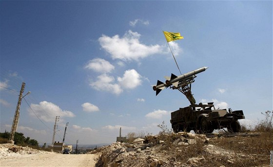 Hizballáh se na konci konfliktu s Izraelem prohlásil za vítze. Na snímku je model rakety, kterou vystavil na oslavu na jihu Libanonu rok po válce.