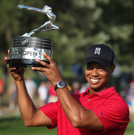 Typická figurka pro vozy Buick na trofeji a Tiger Woods, vítz posledního turnaje v Grand Blanc.