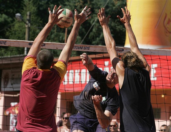 Antukový turnaj volejbalist v Buovicích má podobn pátelskou atmosféru jako vhlasné klání v Devnici, z nho je tento snímek.