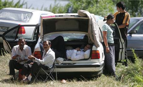 Rumunt Romov ekaj v Husinci na uzdraven svho pbuznho. (1. srpna 2009)