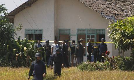 Indonsk policie zastelila zejm nejhledanjho teroristu v zemi, kterm je vdce muslimsk teroristick st Jemaah Islamiyah Noordin Mohammad Top. (8. 8. 2009)