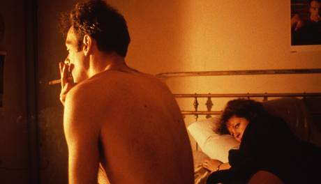 Nan Goldinov: Nan a Brian v posteli, New York, 1983. Snmek z fotografickho festivalu v Arles; 2009.