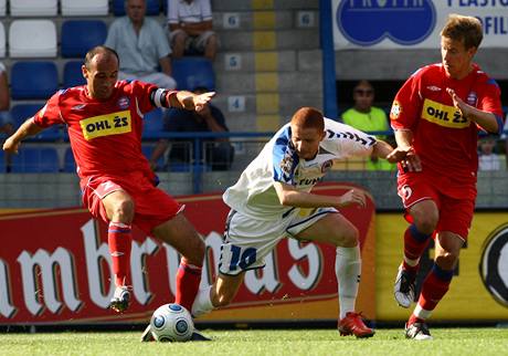 Liberec - Brno: Tomá Polách (vlevo), Marcel Gecov (uprosted) a Luká Mareek (vpravo)