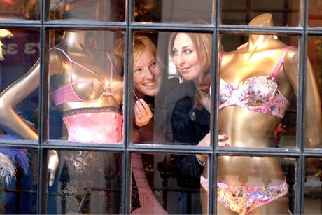 Reisrka Petra Joy (vlevo) v erotickm butiku.