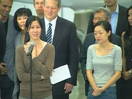 Novinky Laura Lingov a Euna Leeov po svm nvratu do Spojench stt. Vzadu stoj Al Gore. (5. srpna 2009) 